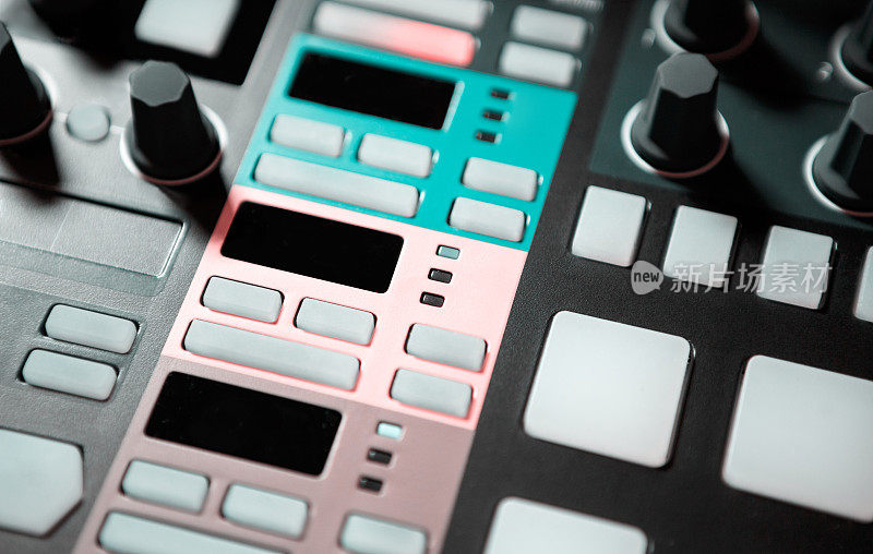专业的dj midi控制器混音面板。使用混音控制器播放和混音电子音乐